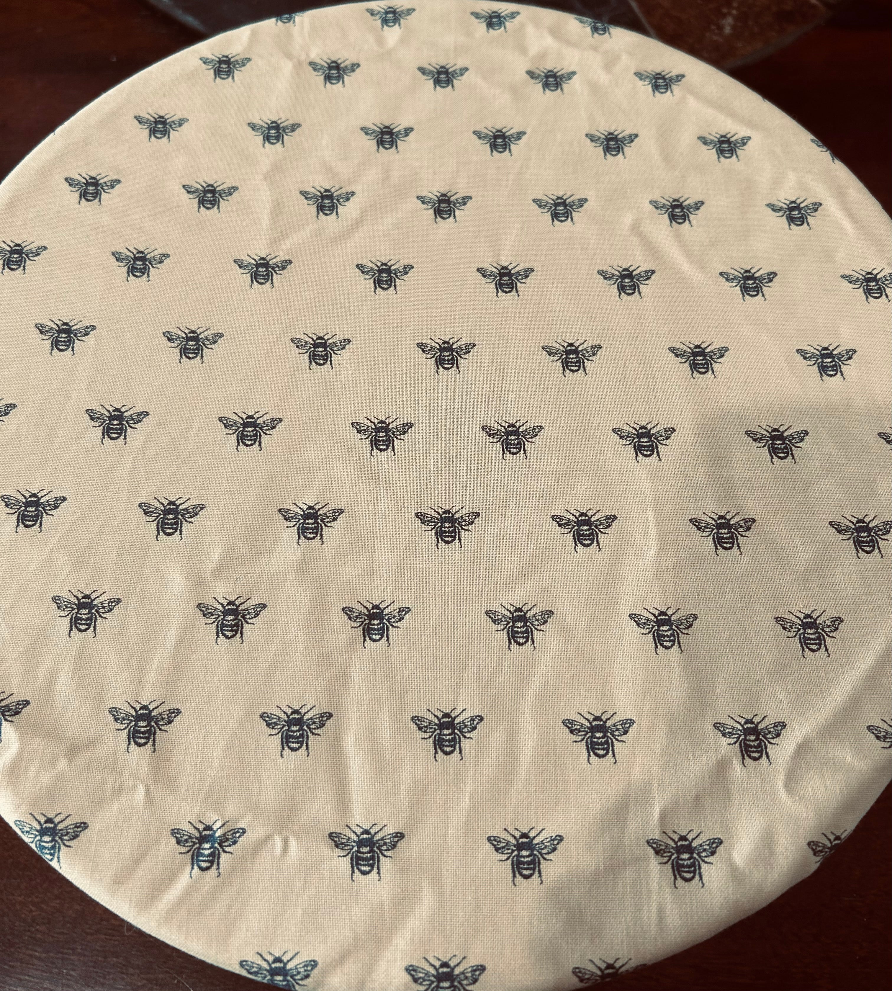 Bowl cover - tan bees